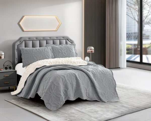 FAV - 2F / COBERTOR TELA CON CARNERO 3 PIEZAS BORDADO PREMIUM (FARDO X 8 UNDS)