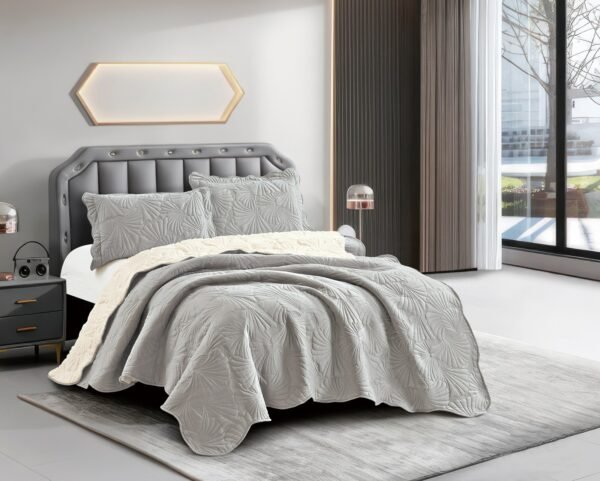 FAV - 2F / COBERTOR TELA CON CARNERO 3 PIEZAS BORDADO PREMIUM (FARDO X 8 UNDS)