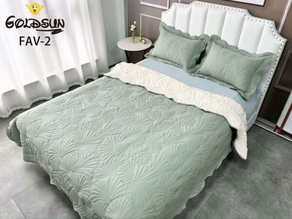 FAV - 2F / COBERTOR TELA CON CARNERO 3 PIEZAS BORDADO PREMIUM (FARDO X 8 UNDS)