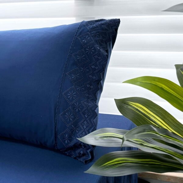 XCB - 2 / SET DE SÁBANAS 4 PIEZAS C.E. CON BORDADO INGLES / (CAJA X 48 UNDS)