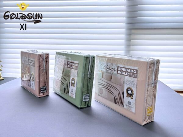 XL - 2 / SET DE SÁBANAS 4 PIEZAS CON ESTAMPADO Y BORDADO INGLES PREMIUM / (CAJA X 24 UNDS)