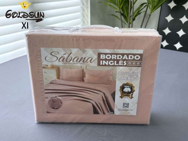 XL - 2 / SET DE SÁBANAS 4 PIEZAS CON ESTAMPADO Y BORDADO INGLES PREMIUM / (CAJA X 24 UNDS)