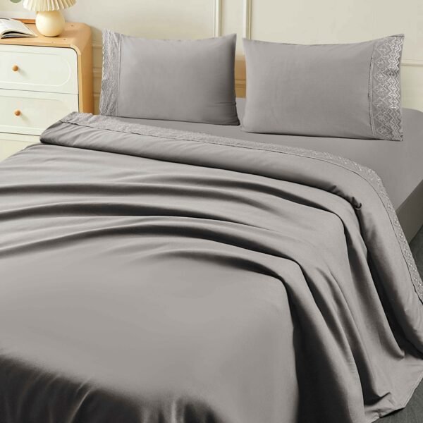 XL - 2 / SET DE SÁBANAS 4 PIEZAS CON ESTAMPADO Y BORDADO INGLES PREMIUM / (CAJA X 24 UNDS)