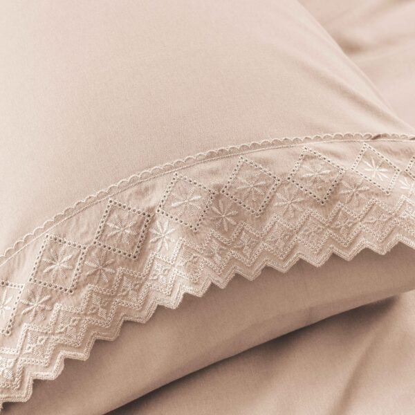 XL - 2 / SET DE SÁBANAS 4 PIEZAS CON ESTAMPADO Y BORDADO INGLES PREMIUM / (CAJA X 24 UNDS)