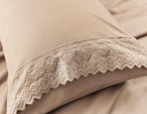 XL - 2 / SET DE SÁBANAS 4 PIEZAS CON ESTAMPADO Y BORDADO INGLES PREMIUM / (CAJA X 24 UNDS)