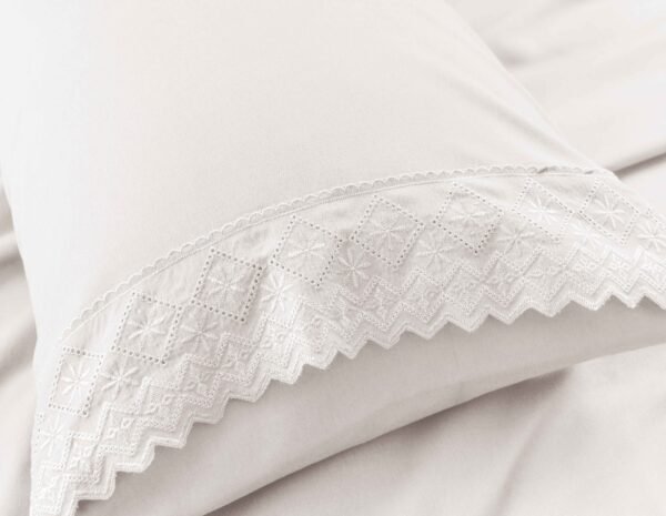 XL - 2 / SET DE SÁBANAS 4 PIEZAS CON ESTAMPADO Y BORDADO INGLES PREMIUM / (CAJA X 24 UNDS)