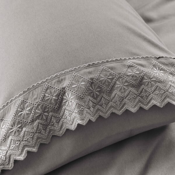 XL - 2 / SET DE SÁBANAS 4 PIEZAS CON ESTAMPADO Y BORDADO INGLES PREMIUM / (CAJA X 24 UNDS)