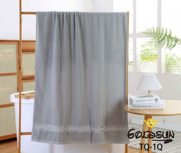 TQ - 1Q / TOALLÓN 100% ALGODÓN BORDADO EN LÍNEA 90 X 160 CM (FARDO X 60 UNDS)