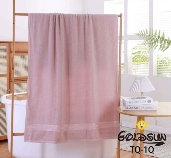 TQ - 1Q / TOALLÓN 100% ALGODÓN BORDADO EN LÍNEA 90 X 160 CM (FARDO X 60 UNDS)