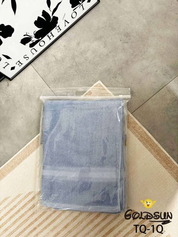 TQ - 1Q / TOALLÓN 100% ALGODÓN BORDADO EN LÍNEA 90 X 160 CM (FARDO X 60 UNDS)