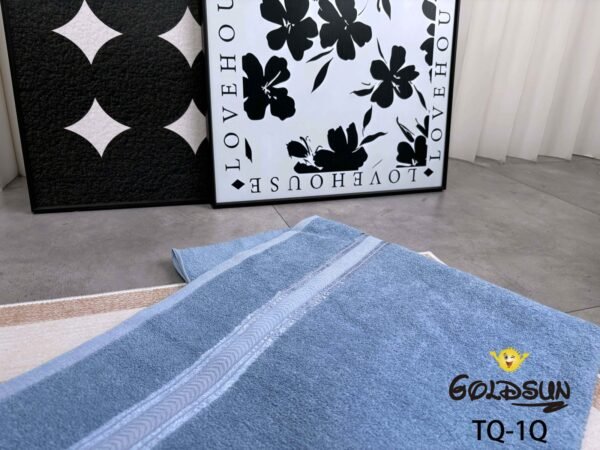 TQ - 1Q / TOALLÓN 100% ALGODÓN BORDADO EN LÍNEA 90 X 160 CM (FARDO X 60 UNDS)