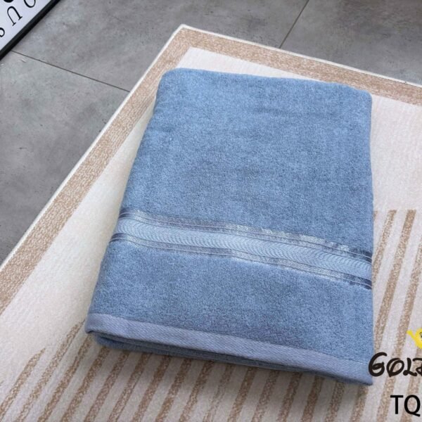 TQ - 1Q / TOALLÓN 100% ALGODÓN BORDADO EN LÍNEA 90 X 160 CM (FARDO X 60 UNDS)