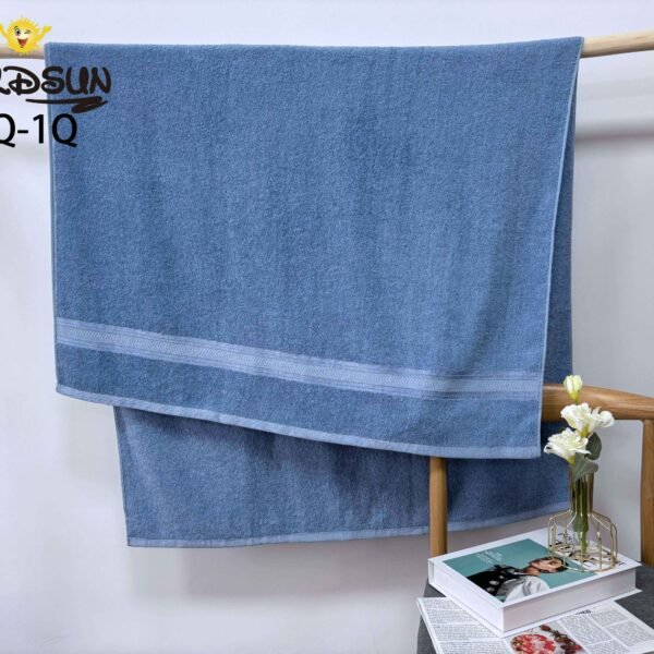 TQ - 1Q / TOALLÓN 100% ALGODÓN BORDADO EN LÍNEA 90 X 160 CM (FARDO X 60 UNDS)