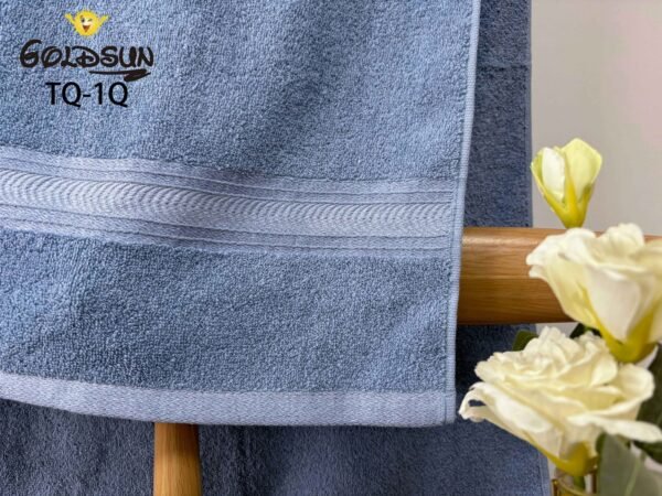 TQ - 1Q / TOALLÓN 100% ALGODÓN BORDADO EN LÍNEA 90 X 160 CM (FARDO X 60 UNDS)