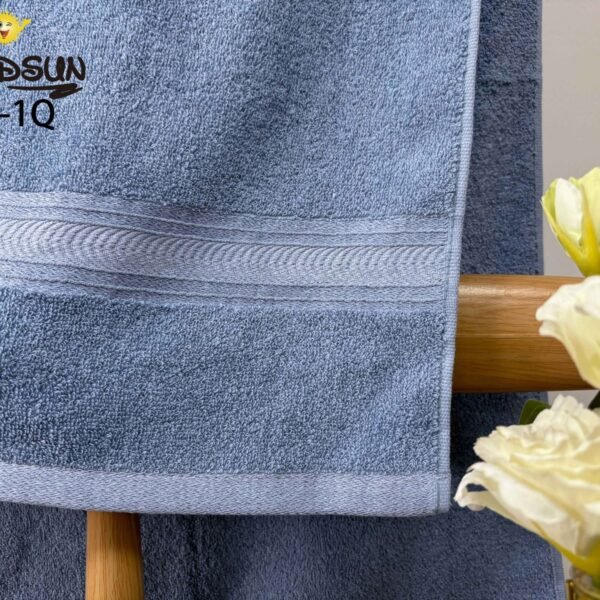 TQ - 1Q / TOALLÓN 100% ALGODÓN BORDADO EN LÍNEA 90 X 160 CM (FARDO X 60 UNDS)