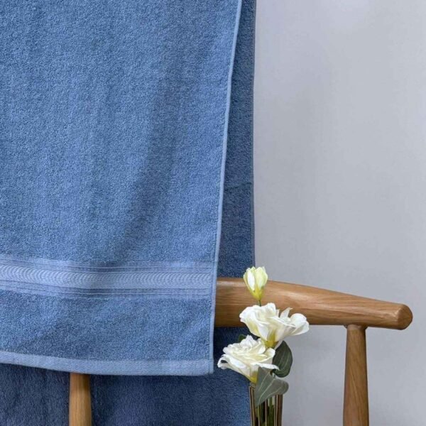 TQ - 1Q / TOALLÓN 100% ALGODÓN BORDADO EN LÍNEA 90 X 160 CM (FARDO X 60 UNDS)