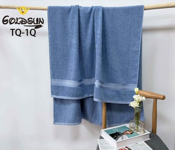 TQ - 1Q / TOALLÓN 100% ALGODÓN BORDADO EN LÍNEA 90 X 160 CM (FARDO X 60 UNDS)