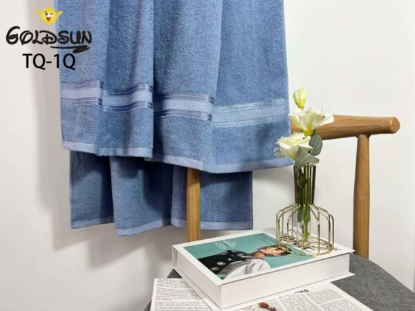 TQ - 1Q / TOALLÓN 100% ALGODÓN BORDADO EN LÍNEA 90 X 160 CM (FARDO X 60 UNDS)