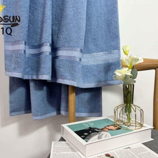 TQ - 1Q / TOALLÓN 100% ALGODÓN BORDADO EN LÍNEA 90 X 160 CM (FARDO X 60 UNDS)