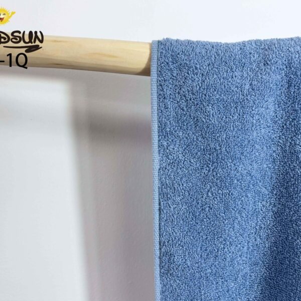 TQ - 1Q / TOALLÓN 100% ALGODÓN BORDADO EN LÍNEA 90 X 160 CM (FARDO X 60 UNDS)