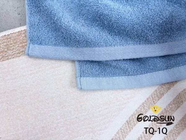 TQ - 1Q / TOALLÓN 100% ALGODÓN BORDADO EN LÍNEA 90 X 160 CM (FARDO X 60 UNDS)