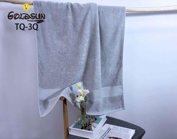 TQ - 3Q / TOALLA 100% ALGODÓN BORDADA EN ARGOLLA 80 X 150 CM (FARDO X 60 UNDS)