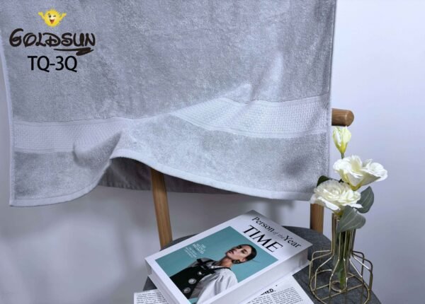 TQ - 3Q / TOALLA 100% ALGODÓN BORDADA EN ARGOLLA 80 X 150 CM (FARDO X 60 UNDS)