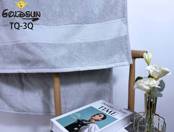 TQ - 3Q / TOALLA 100% ALGODÓN BORDADA EN ARGOLLA 80 X 150 CM (FARDO X 60 UNDS)