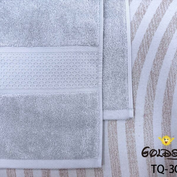 TQ - 3Q / TOALLA 100% ALGODÓN BORDADA EN ARGOLLA 80 X 150 CM (FARDO X 60 UNDS)