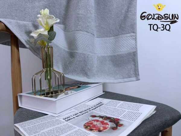 TQ - 3Q / TOALLA 100% ALGODÓN BORDADA EN ARGOLLA 80 X 150 CM (FARDO X 60 UNDS)