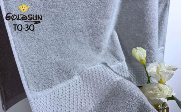 TQ - 3Q / TOALLA 100% ALGODÓN BORDADA EN ARGOLLA 80 X 150 CM (FARDO X 60 UNDS)