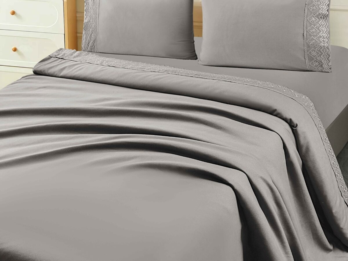 WhatsApp Image 2025-09-29 at 12.01.08 PM XI - 2 / SET DE SÁBANAS 4 PIEZAS C.E. CON BORDADO INGLES PREMIUM (FARDO X 24 UNDS)