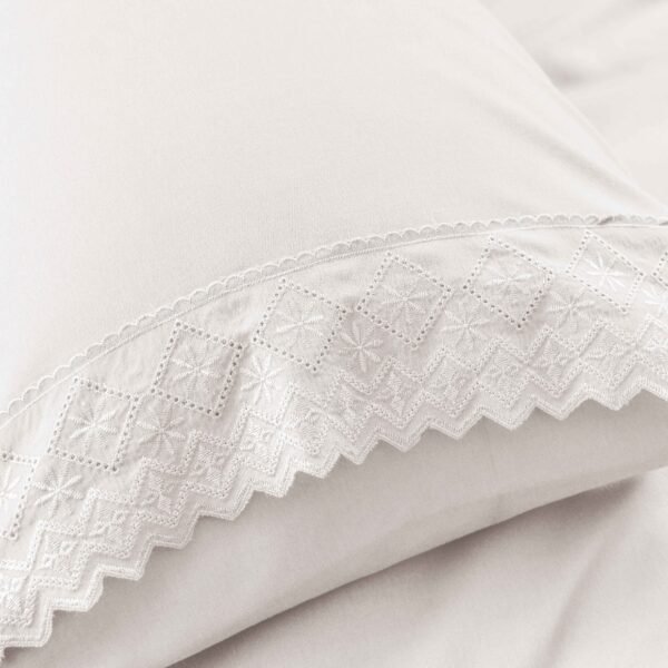 XI - 2 / SET DE SÁBANAS 4 PIEZAS C.E. CON BORDADO INGLES  PREMIUM (FARDO X 24 UNDS)