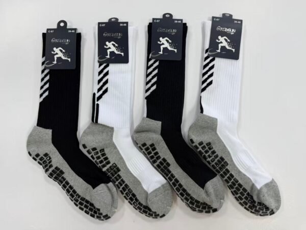 MEDIAS FUTSALERAS LARGAS ANTIDESLIZANTE BLANCO Y NEGRO (FARDO X 60 DOC)