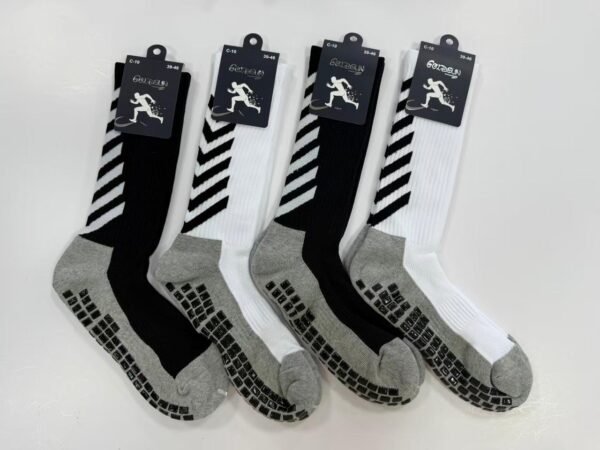 MEDIAS FUTSALERAS LARGAS ANTIDESLIZANTE BLANCO Y NEGRO (FARDO X 60 DOC)