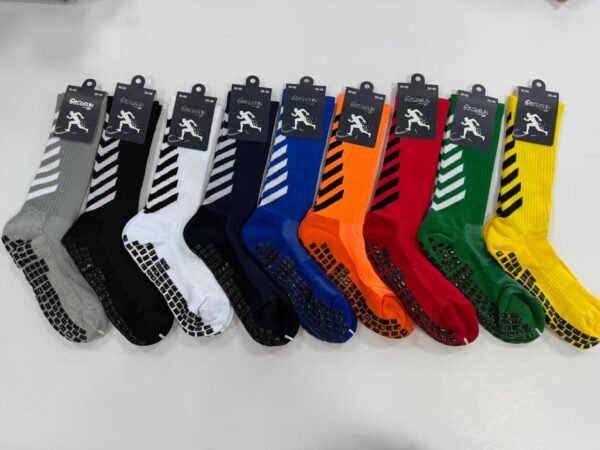 MEDIAS FUTSALERAS LARGAS ANTIDESLIZANTES EN COLORES (FARDO X 60 DOC)