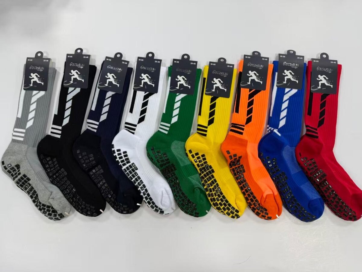 MEDIAS FUTSALERAS LARGAS ANTIDESLIZANTES EN COLORES (FARDO X 60 DOC)