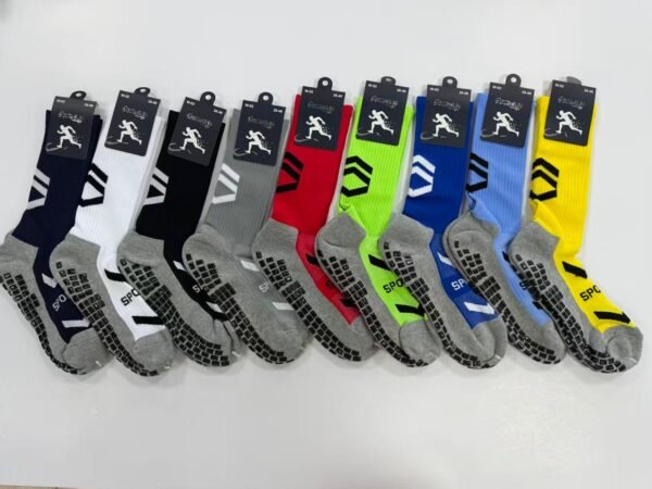 MEDIAS FUTSALERAS LARGAS ANTIDESLIZANTES EN COLORES (FARDO X 60 DOC)