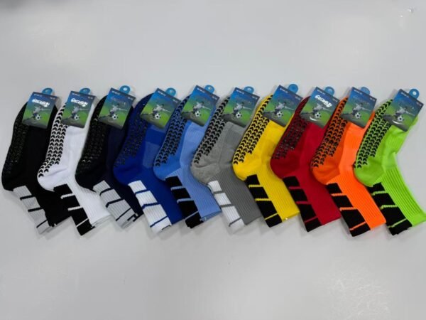 MEDIAS FUTSALERAS ANTIDESLIZANTES EN COLORES TALLA 10 - 12 (FARDO X 60 DOC)