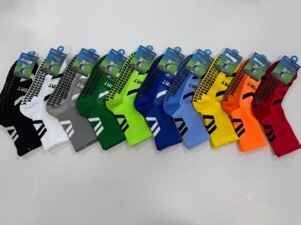 MEDIAS FUTSALERAS ANTIDESLIZANTES EN COLORES TALLA 10 - 12 (FARDO X 60 DOC)