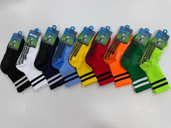 MEDIAS FUTSALERAS ANTIDESLIZANTES EN COLORES TALLAS 6 - 8 (FARDO X 60 DOC)