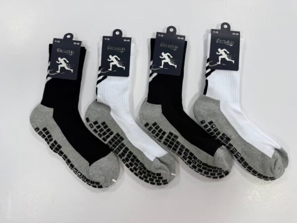 MEDIAS FUTSALERAS 3/4 ANTIDESLIZANTES BLANCO Y NEGRO (FARDO X 60 DOC)