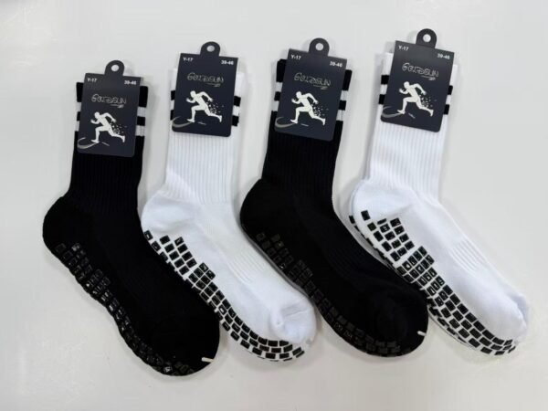 MEDIAS FUTSALERAS 3/4 ANTIDESLIZANTES BLANCO Y NEGRO (FARDO X 60 DOC)