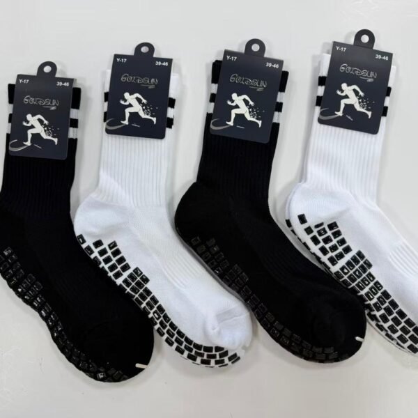 MEDIAS FUTSALERAS 3/4 ANTIDESLIZANTES BLANCO Y NEGRO (FARDO X 60 DOC)