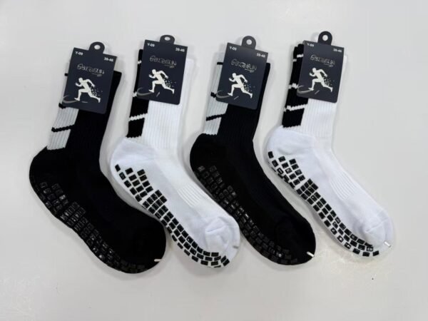 MEDIAS FUTSALERAS 3/4 ANTIDESLIZANTES BLANCO Y NEGRO (FARDO X 60 DOC)