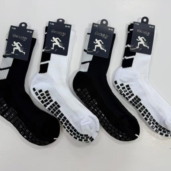 MEDIAS FUTSALERAS 3/4 ANTIDESLIZANTES BLANCO Y NEGRO (FARDO X 60 DOC)