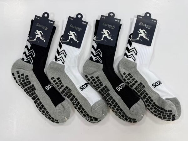 MEDIAS FUTSALERAS 3/4 ANTIDESLIZANTES BLANCO Y NEGRO (FARDO X 60 DOC)