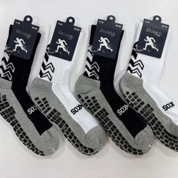 MEDIAS FUTSALERAS 3/4 ANTIDESLIZANTES BLANCO Y NEGRO (FARDO X 60 DOC)