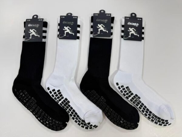 MEDIAS FUTSALERAS LARGAS ANTIDESLIZANTE BLANCO Y NEGRO (FARDO X 60 DOC)