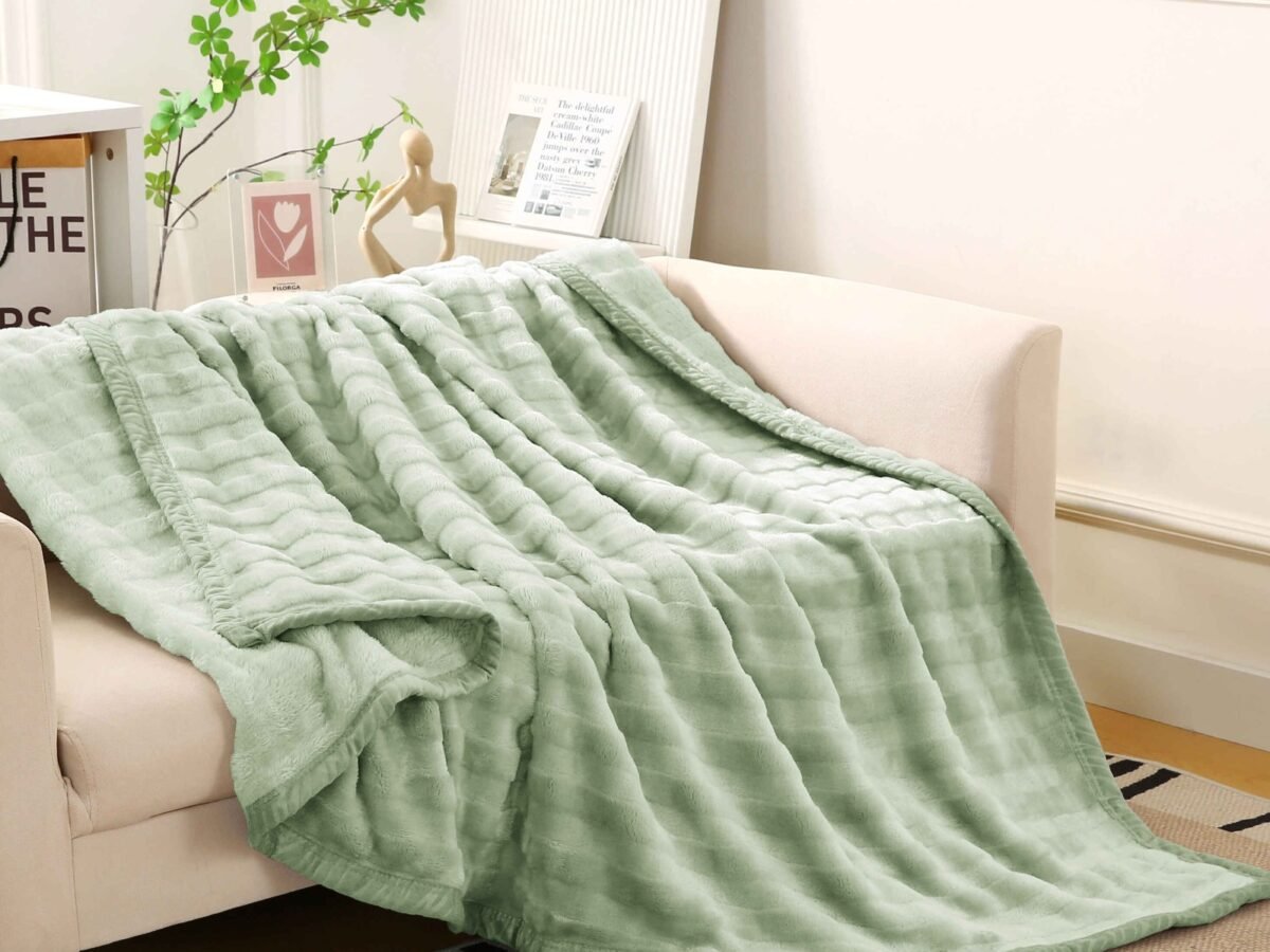 MANTA PREMIUM ANTIALERGICA ALTO RELIEVE EN LINEAS (FARDO X 48 UNDS)